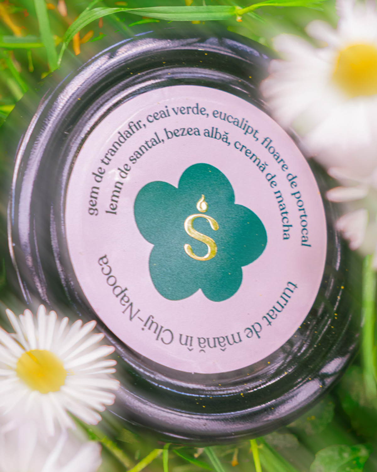 lumânare din ceară de soia cu aroma de ceai verde, trandafir și matcha – Liniște Candles 180g
